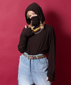 a.p.o.v. ストレッチジャージー指穴ハイネックマスクレイヤードフードカットソー