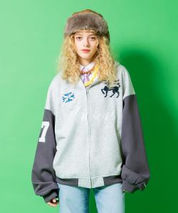 a.p.o.v. フェルトワッペン＆ナンバリング刺繍スタジャンライクツートーン切替スウェットオーバーサイズクロップド丈ジップアップパーカー