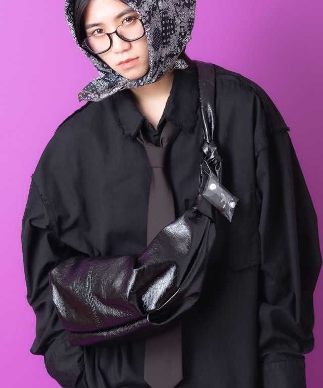 シャイニー合成皮革タックバナナショルダーバッグ / ユニセックス