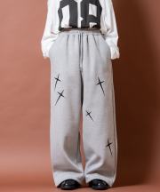 a.p.o.v. ビッグクロス刺繍スーパーワイドヘヴィーウェイト裏起毛コットンスウェットパンツ/グレー