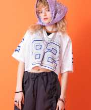 a.p.o.v.  クロップド丈ナンバリング＆フェルトロゴワッペンメッシュフットボールシャツ/ホワイト