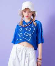 a.p.o.v.  クロップド丈ナンバリング＆フェルトロゴワッペンメッシュフットボールシャツ/ブルー