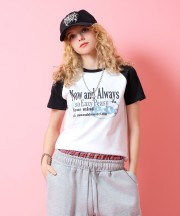 a.p.o.v. クロップド丈ラグランY2KプリントTシャツ(レディース)/ブラック