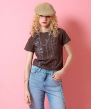 a.p.o.v. クロップド丈Y2KバッファープリントTシャツ(レディース)/ブラウン
