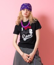 a.p.o.v. クロップド丈Y2KマルチワッペンTシャツ(レディース)/ブラック
