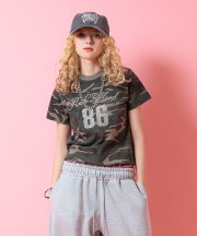 a.p.o.v. クロップド丈Y2KナンバリングカモフラTシャツ(レディース)/カーキ