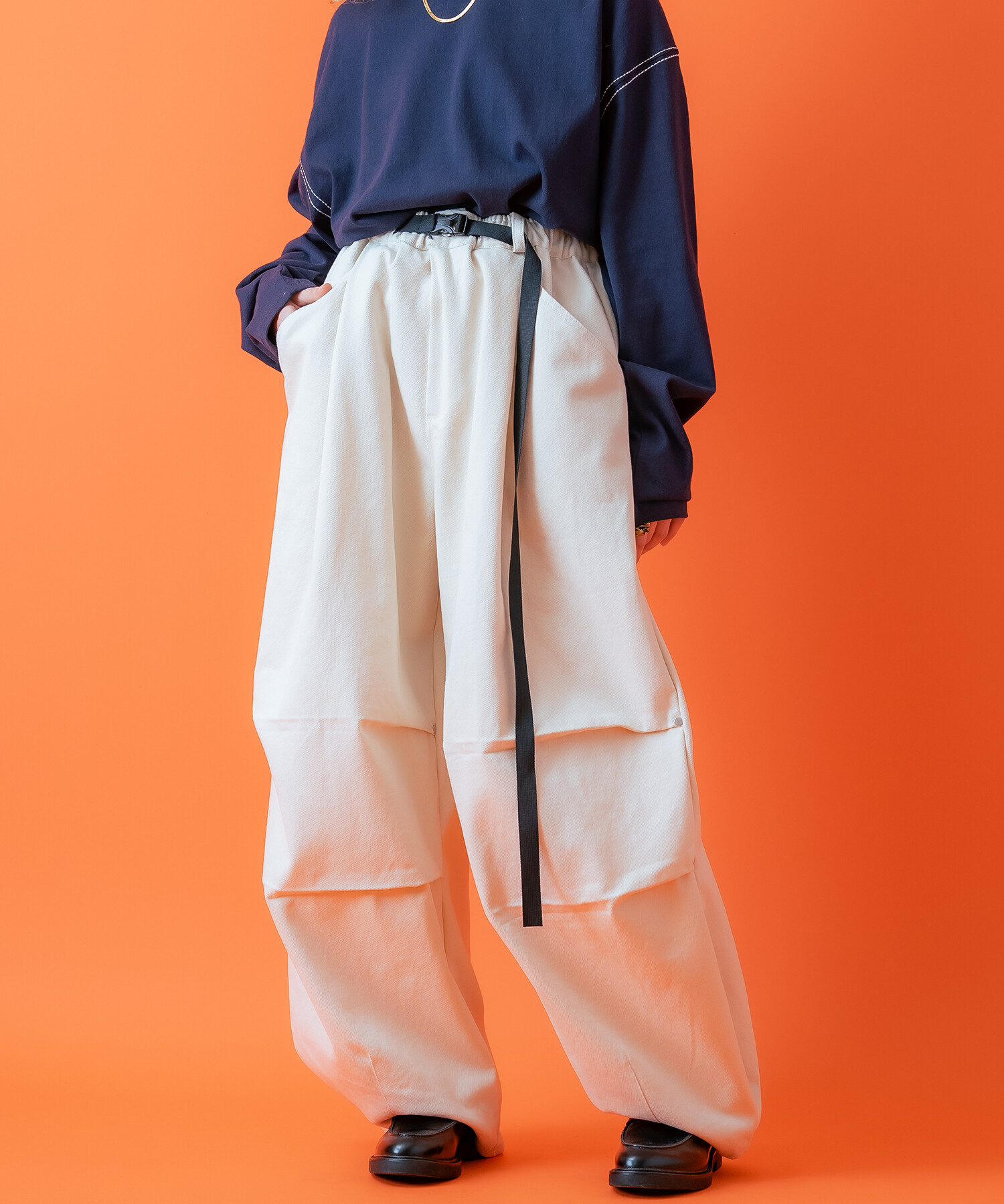 ロングベルトタック変形バレルレッグワイドデニムパンツ / ジーンズ 