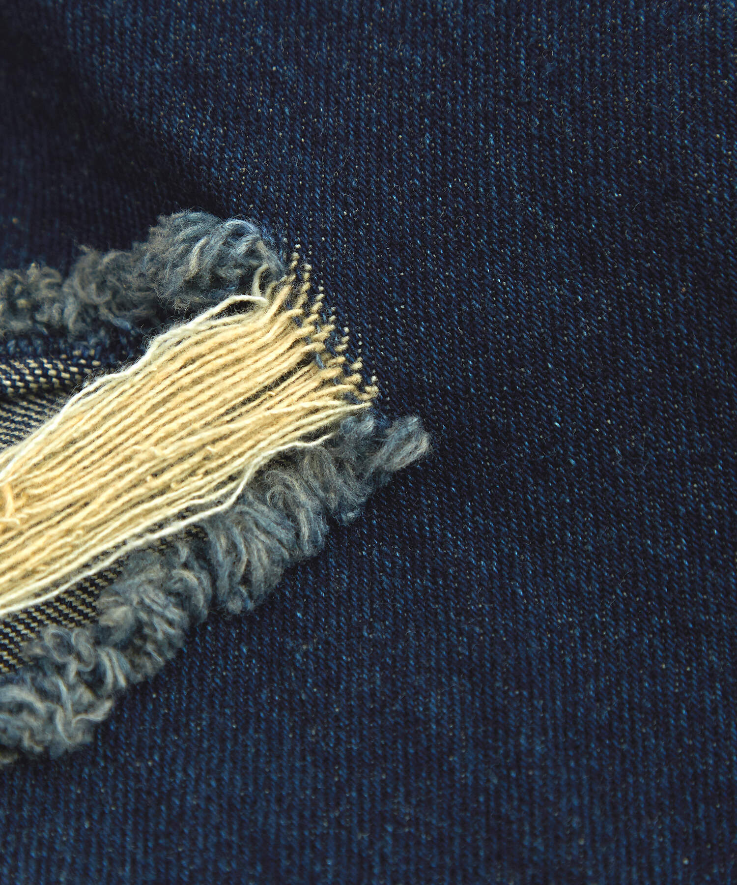 クラッシュニーシェーディングサンドウォッシュデニムパンツ