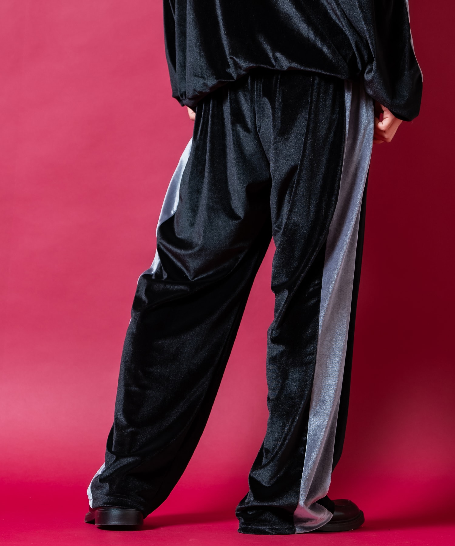 シャイニーストレッチベロアサイドラインワイドパンツ / ユニセックス