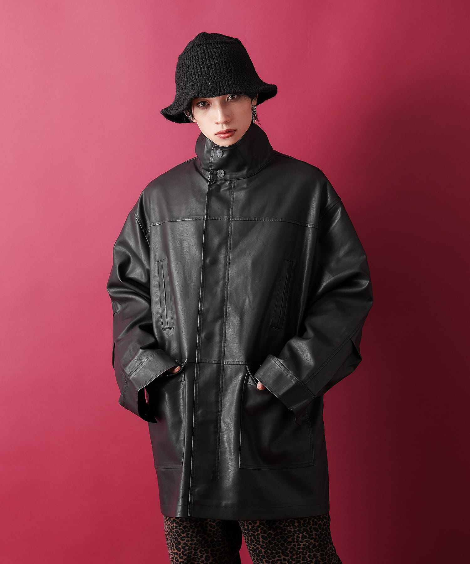 ヴィンテージライク合成皮革スタンドネックコート / ロングコート