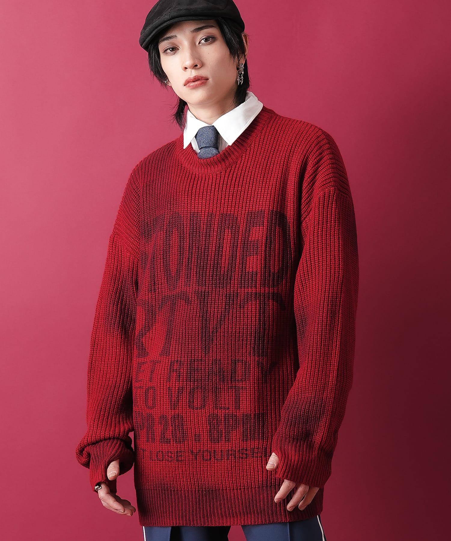 ビッグロゴ染込プリント＆ダート加工リブニット指穴スリーブセーター