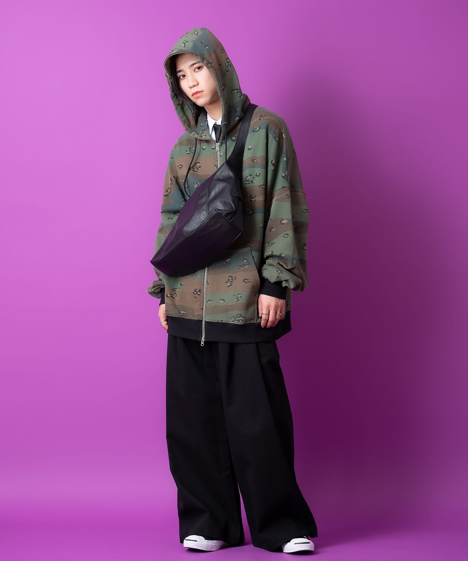 STONE  迷彩フード付きスウェット バックナンバリングカモフラスウェットツバ付きフードジップ