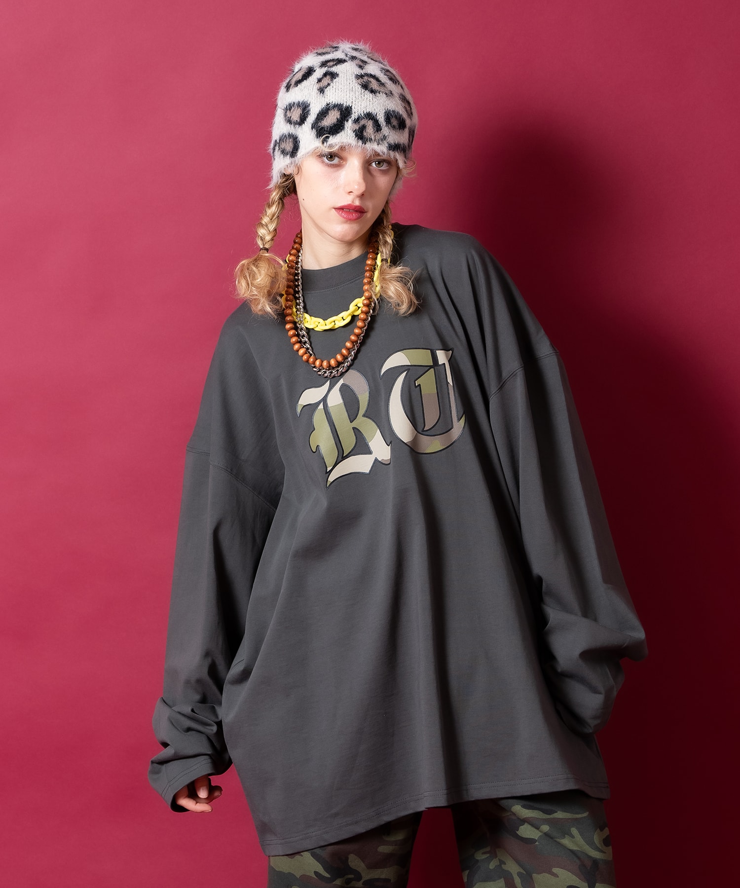 a.p.o.v. カモフラロゴプリントバックナンバリングオーバーサイズカットソー