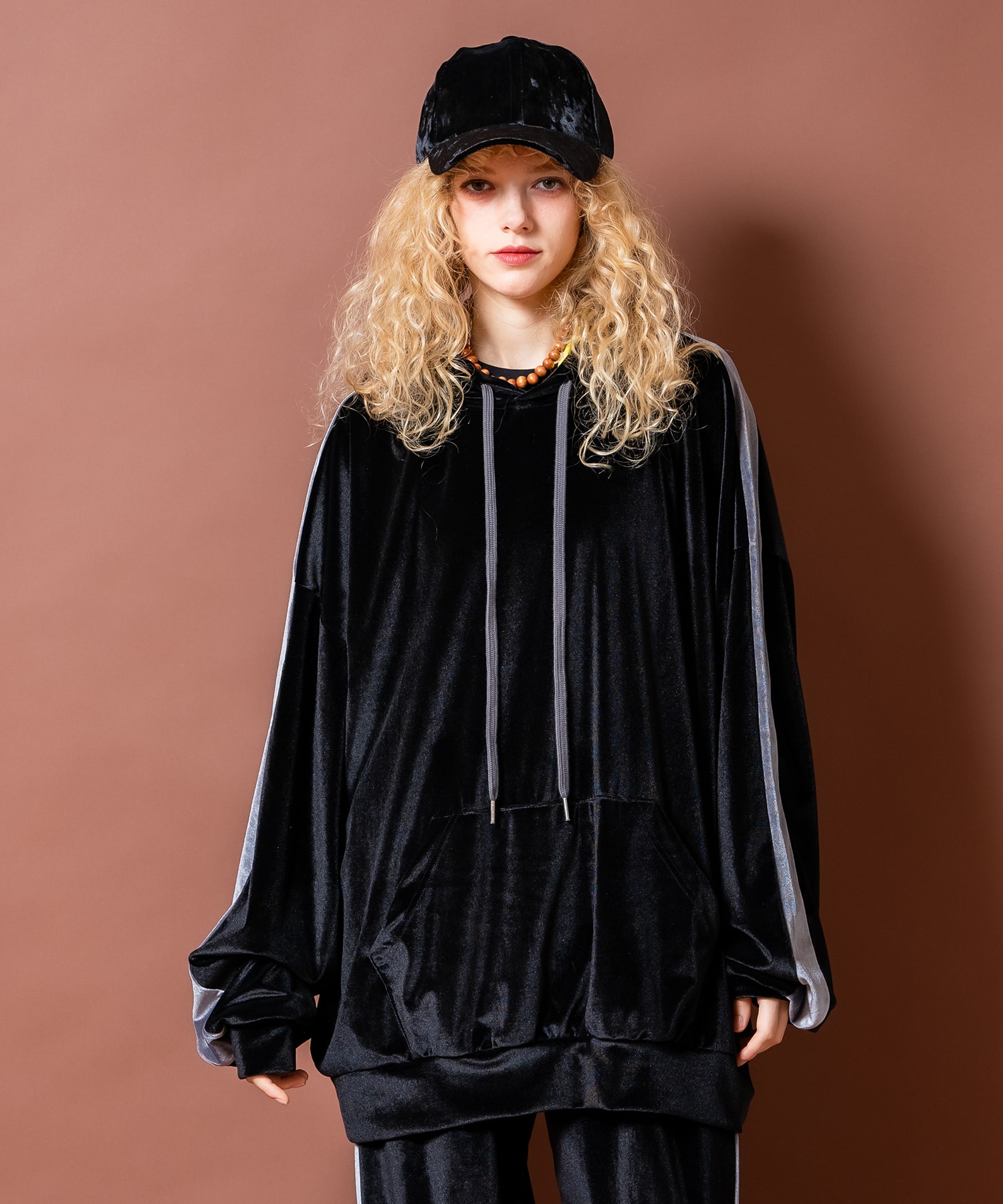 a.p.o.v. シャイニーストレッチベロアアームラインオーバーサイズプルオーバーパーカー