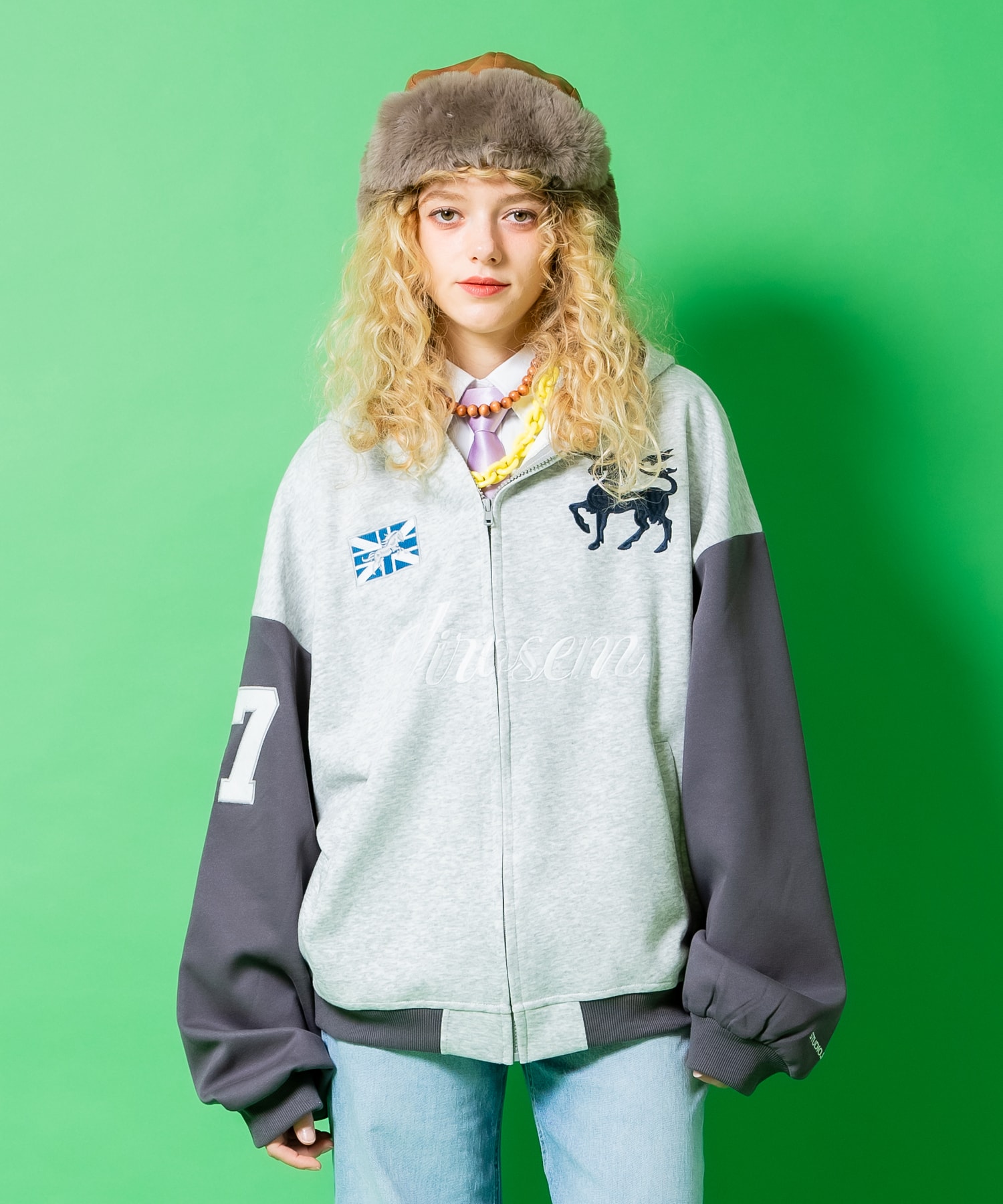 a.p.o.v. フェルトワッペン＆ナンバリング刺繍スタジャンライクツートーン切替スウェットオーバーサイズクロップド丈ジップアップパーカー