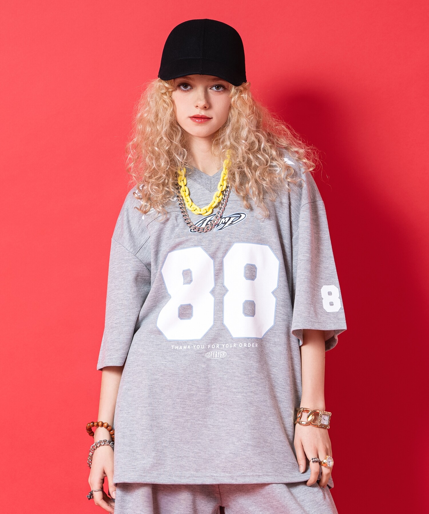 a.p.o.v. ナンバリンググラフィックロゴプリントポンチスウェットフットボールTシャツ