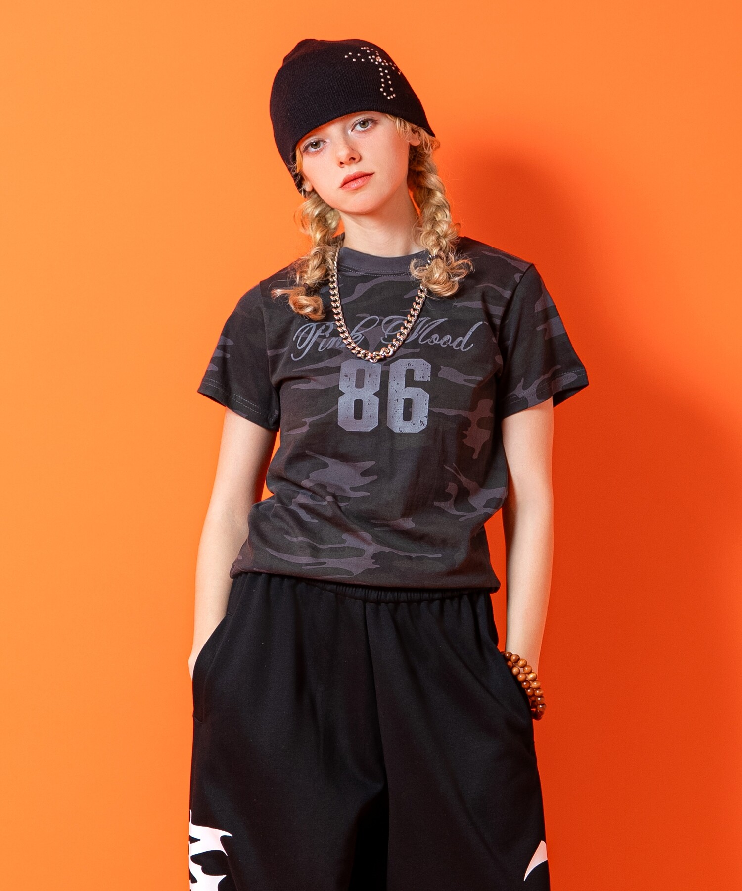 a.p.o.v. クロップド丈Y2KナンバリングカモフラTシャツ(レディース)