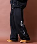 a.p.o.v. サイドゴシックストリートフレイムプリントスーパーワイドスウェットパンツ/ブラック