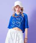 a.p.o.v.  クロップド丈ナンバリング＆フェルトロゴワッペンメッシュフットボールシャツ/ブルー