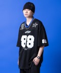 a.p.o.v. ナンバリンググラフィックロゴプリントポンチスウェットフットボールTシャツ/ブラック