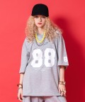 a.p.o.v. ナンバリンググラフィックロゴプリントポンチスウェットフットボールTシャツ/グレー
