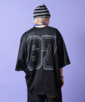 a.p.o.v. メッシュフェイクレイヤードロゴ＆ビッグナンバリングプリントオーバーサイズゲームTシャツ/ブラック
