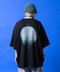 a.p.o.v. グラフィックサークルバックプリントフロントパイピングラインオーバーサイズTシャツ/ブラック