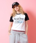 a.p.o.v. クロップド丈ラグランY2KプリントTシャツ(レディース)/ブラック