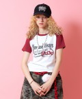 a.p.o.v. クロップド丈ラグランY2KプリントTシャツ(レディース)/ワイン
