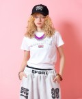 a.p.o.v. クロップド丈Y2KロンドンプリントTシャツ(レディース)/ホワイト