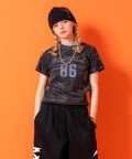 a.p.o.v. クロップド丈Y2KナンバリングカモフラTシャツ(レディース)/チャコール