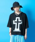 a.p.o.v. オーバーサイズローズクロスプリントTシャツ/ブラック