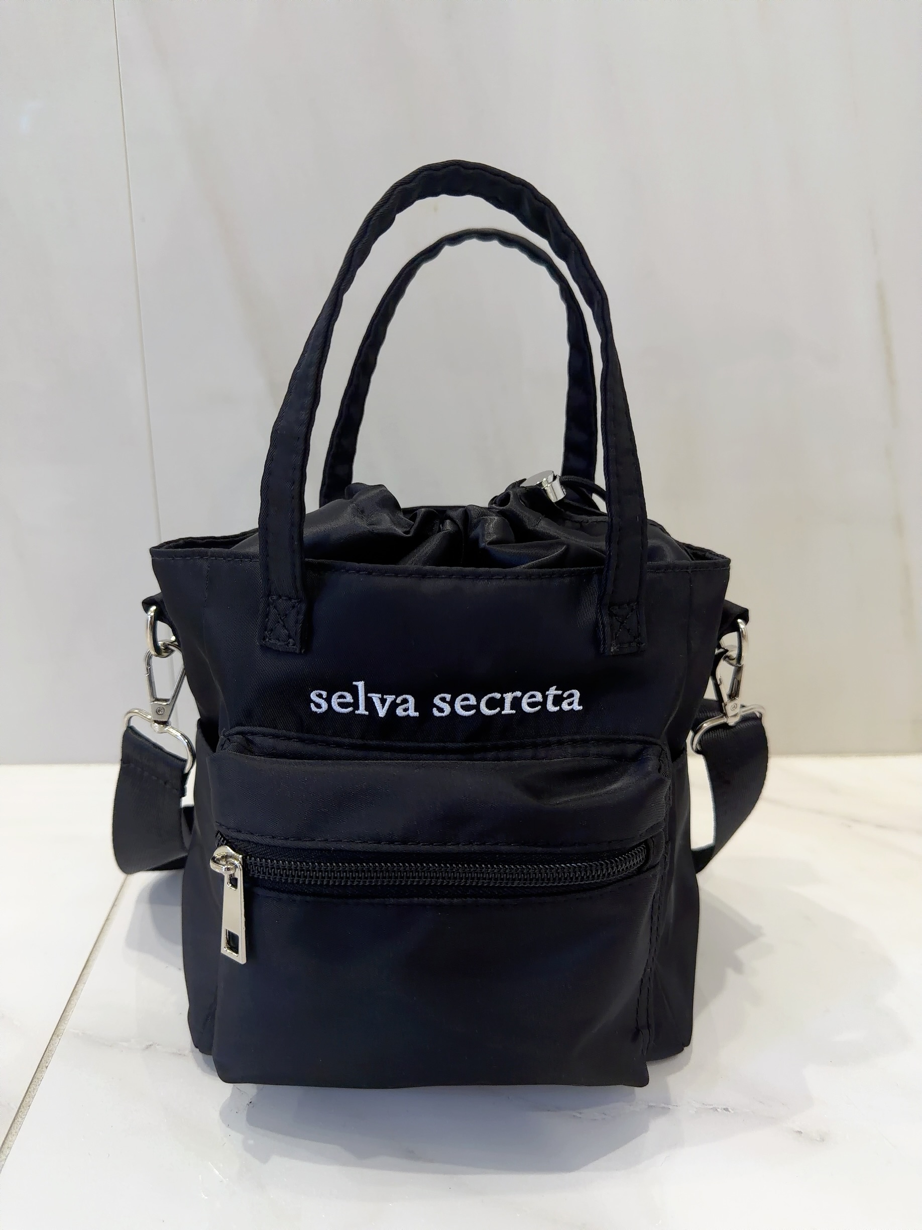 【selva secreta】前立体ポケット巾着Phone Shoulder BAG(black×white-logo)
