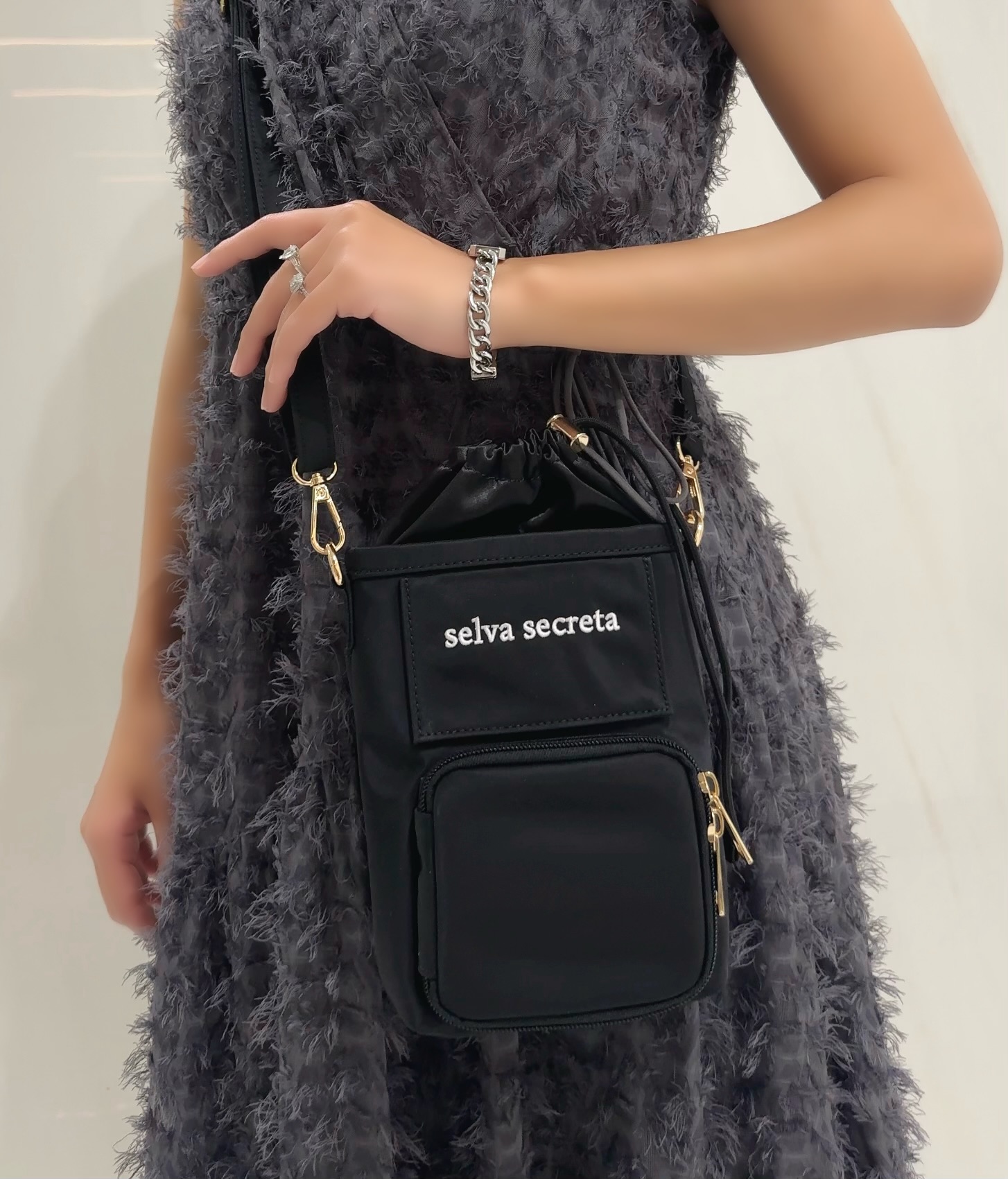 【selva secreta】巾着Phone Shoulder BAG(black×white-logo)