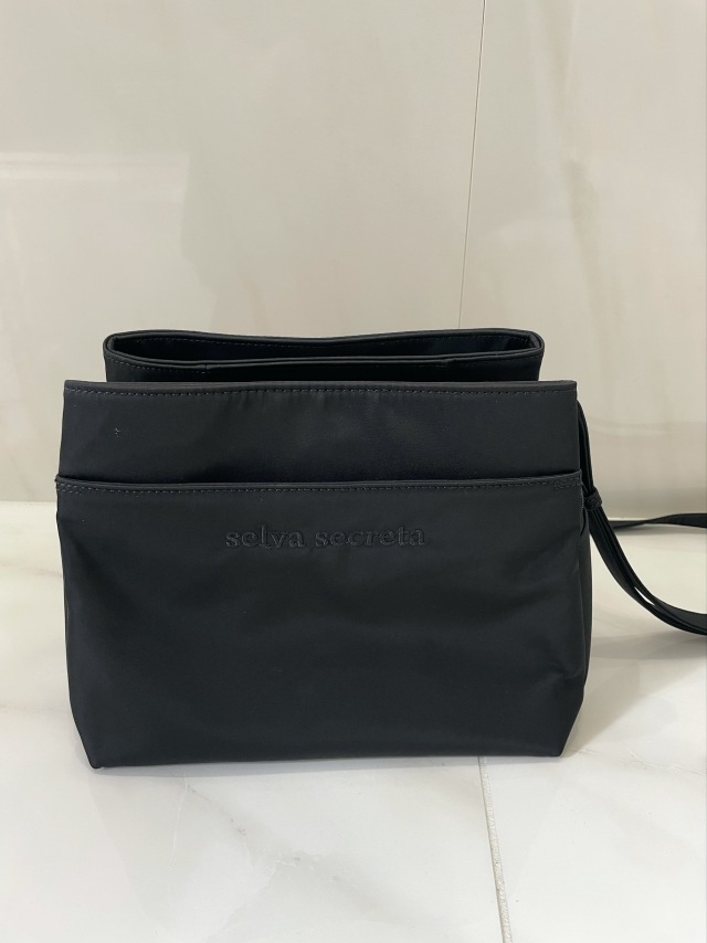 selva secreta ショルダーバッグ selva secreta】巾着Phone Shoulder BAG(black×black-logo)