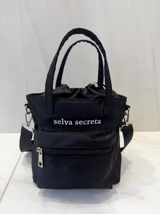 【selva secreta】前立体ポケット巾着Phone Shoulder BAG(black×white-logo)