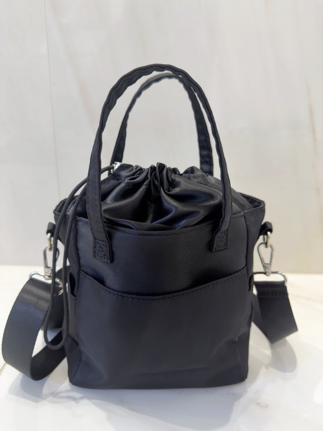 selva secreta】前立体ポケット巾着Phone Shoulder BAG(black×white-logo)