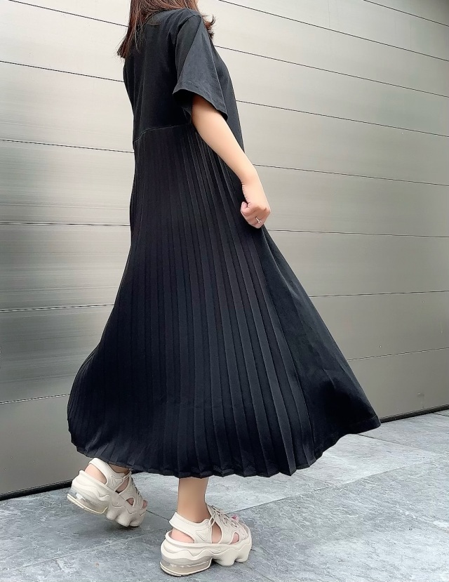 selva secreta】Pleats Tshirt one-piece half-sleeve(black)