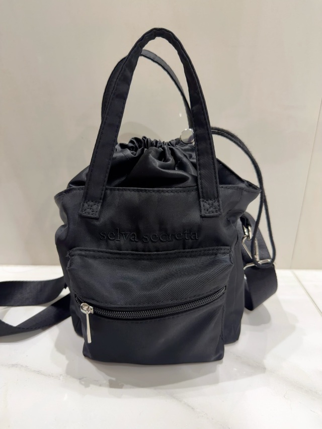 【selva secreta】前立体ポケット巾着Phone Shoulder BAG(black×black-logo)