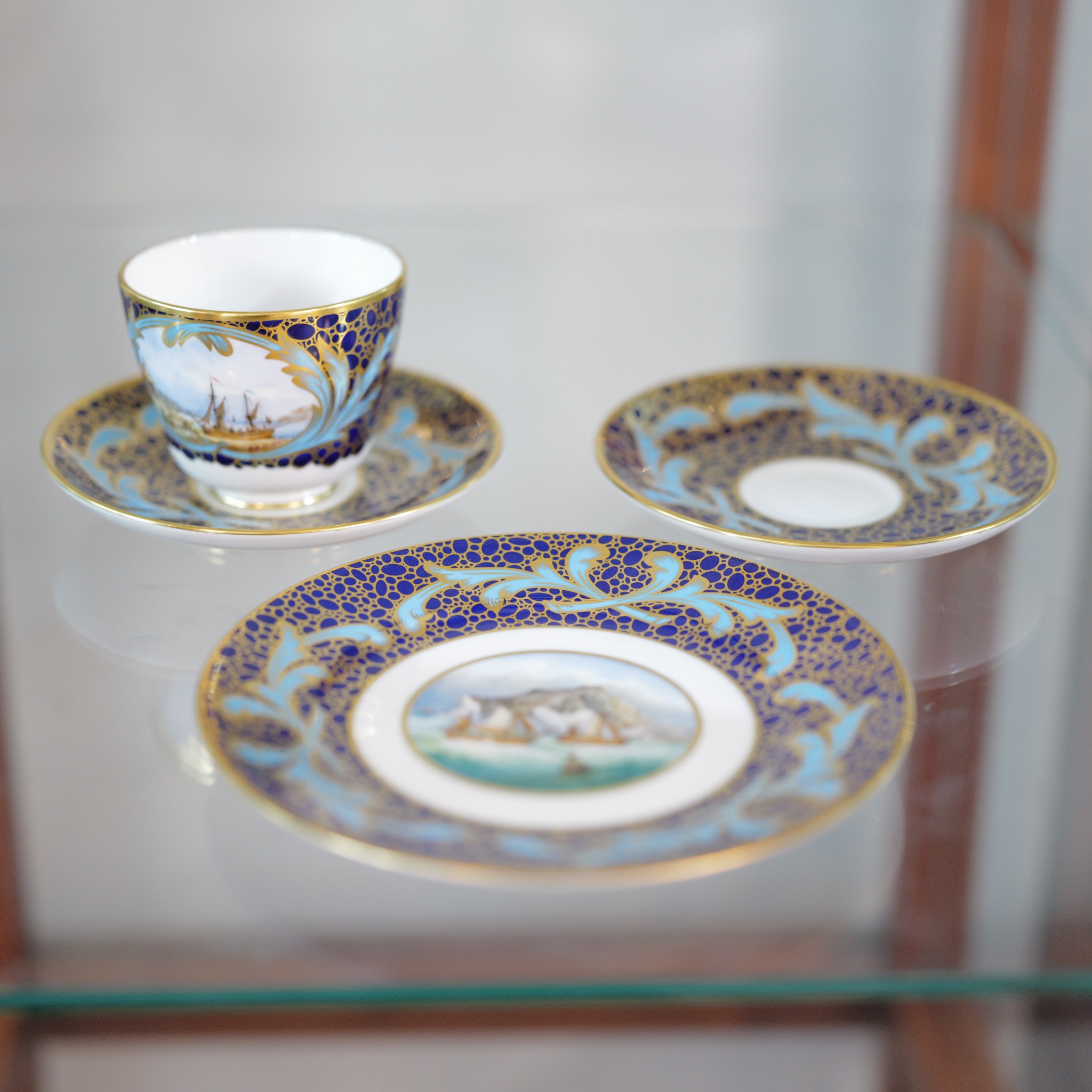 英国 リントン・ポーセリン LYNTON 帆船風景画 コバルトブルー 金彩 ティーカップ＆ソーサー プレート トリオセット イギリス製 高級磁器