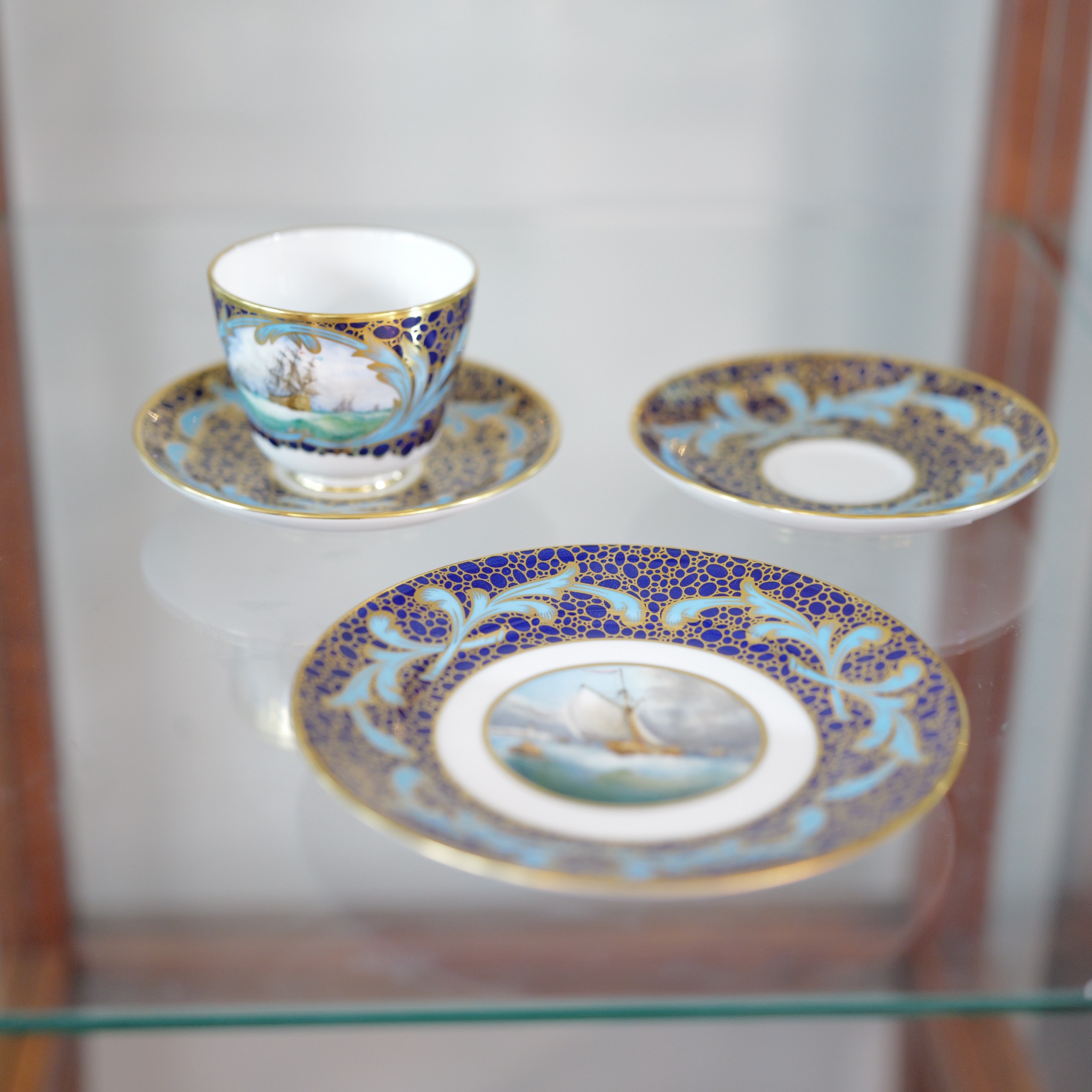 英国 リントン・ポーセリン LYNTON 帆船風景画 コバルトブルー 金彩 ティーカップ＆ソーサー プレート トリオセット イギリス製 高級磁器