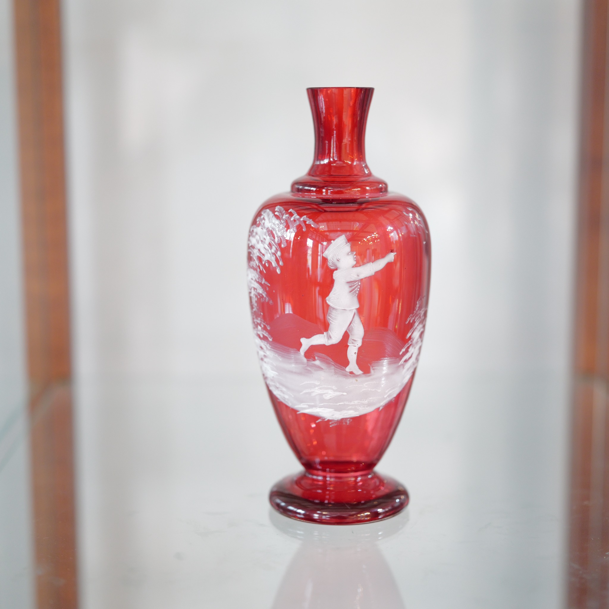 アンティーク クランベリーガラス 花瓶 メアリーグレゴリー様式 ルビーレッド 白エナメル人物画 ヴィクトリア朝
