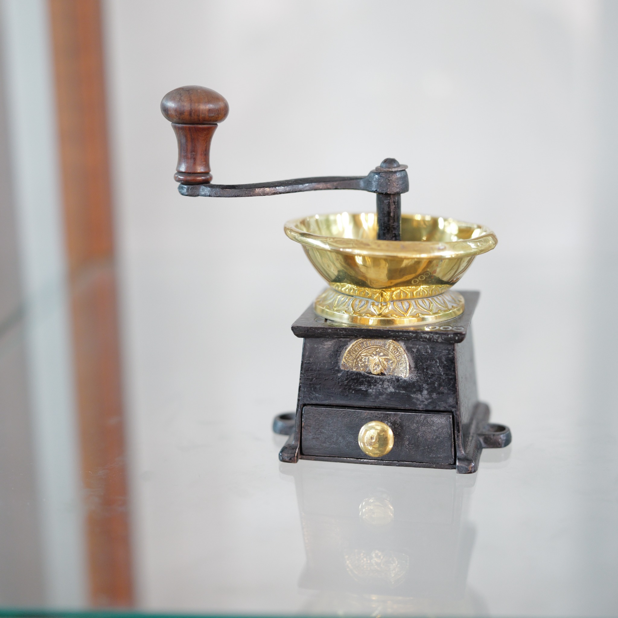 英国製 アンティーク コーヒーミル Kenrick 鋳鉄 真鍮 手挽き 19世紀 ライオン紋章 手動グラインダー