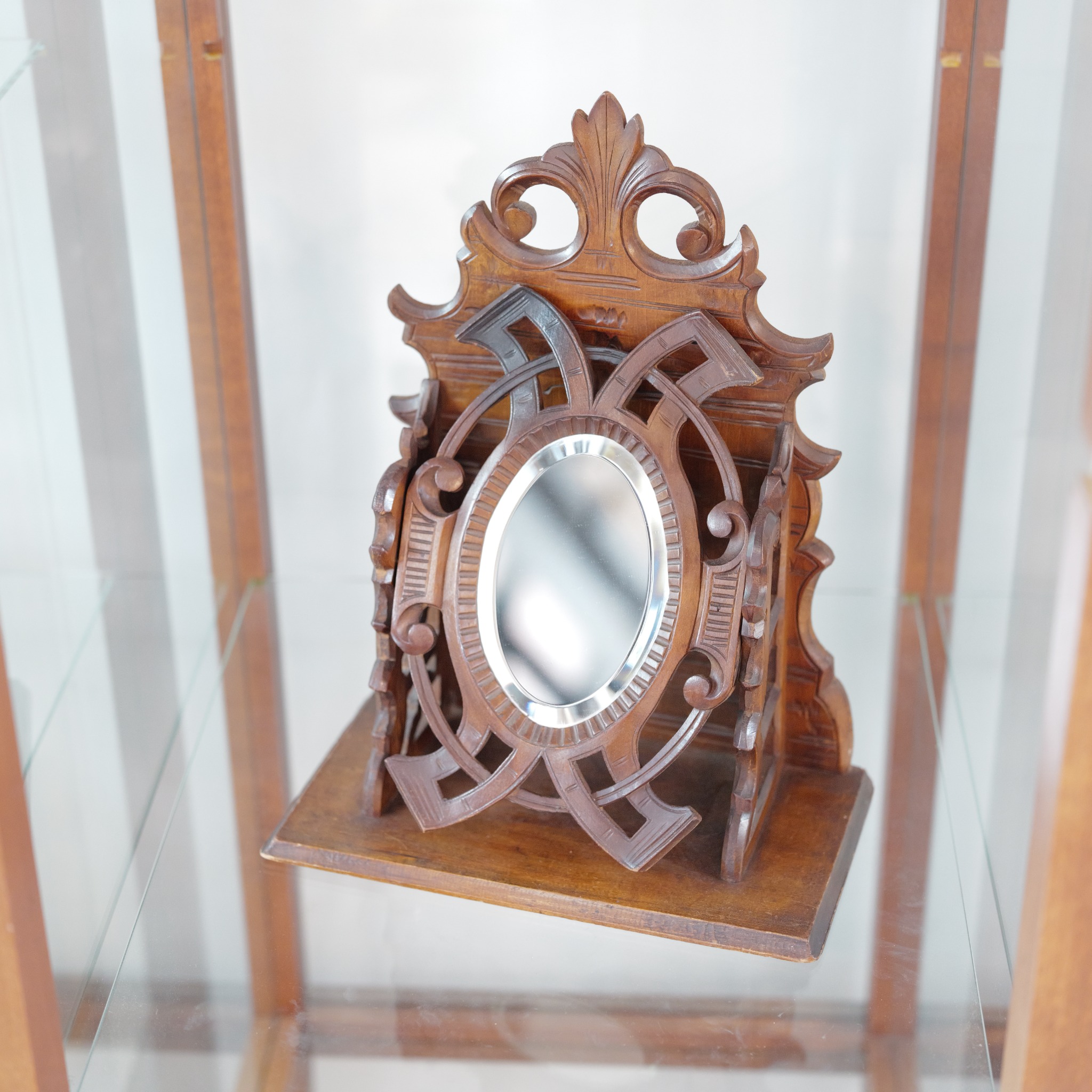アンティーク 木製 卓上ミラー 鏡 19世紀 ヴィクトリアン様式 精緻な木彫り装飾 アカンサス ウォルナット/マホガニー調  幅30cm 高さ38cm