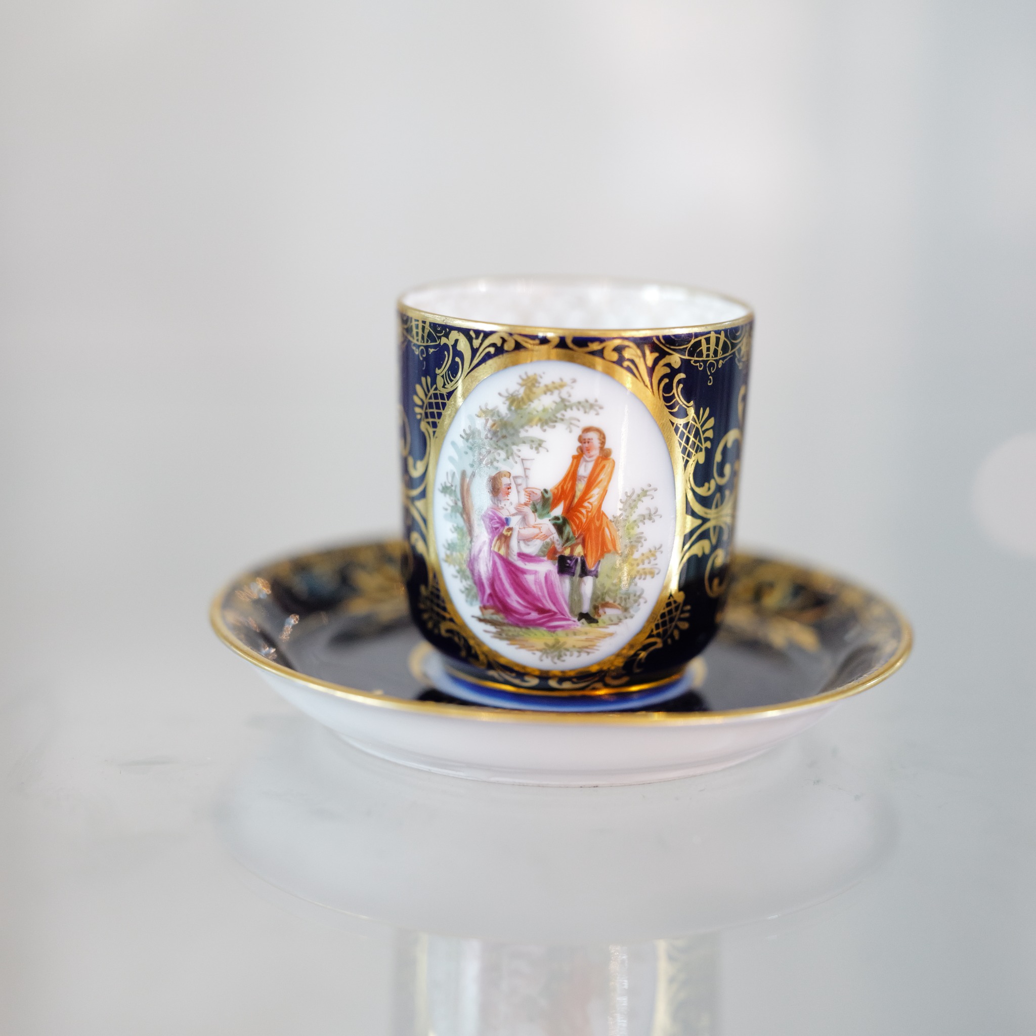 19世紀後半 アンティーク ドレスデン リヒャルト・クレム コバルトブルー 金彩 恋人文 デミタスカップ＆ソーサー