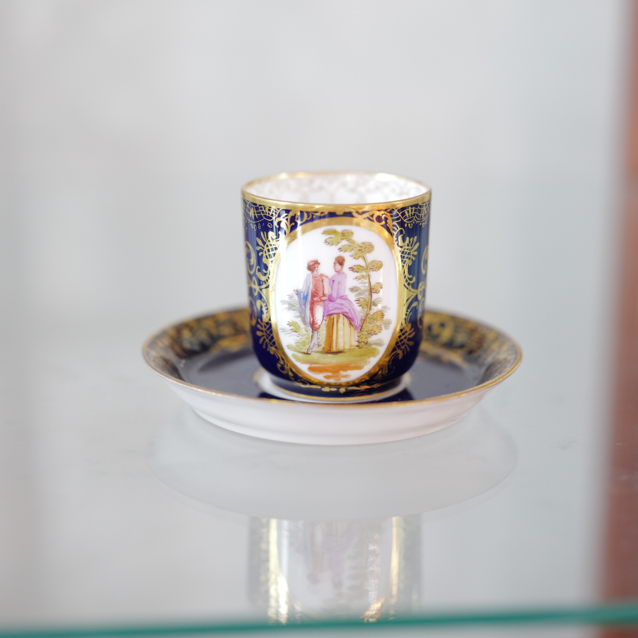 19世紀後半 アンティーク ドレスデン リヒャルト・クレム コバルトブルー 金彩 恋人文 デミタスカップ＆ソーサー