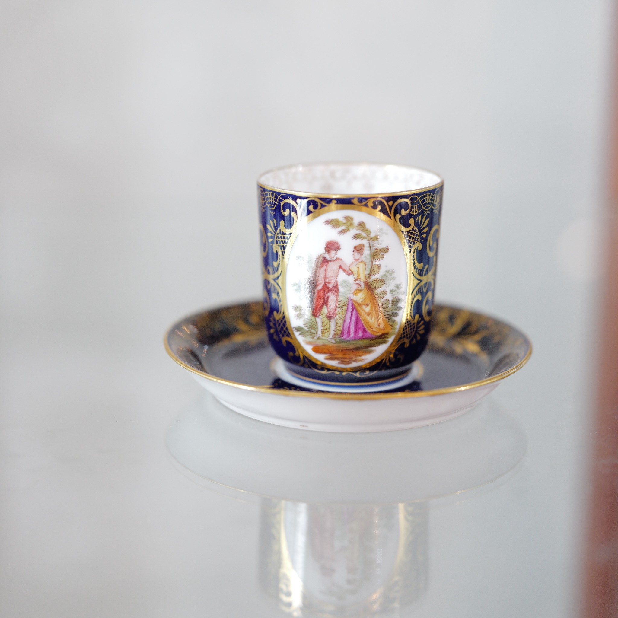 19世紀後半 アンティーク ドレスデン リヒャルト・クレム コバルトブルー 金彩 恋人文 デミタスカップ＆ソーサー