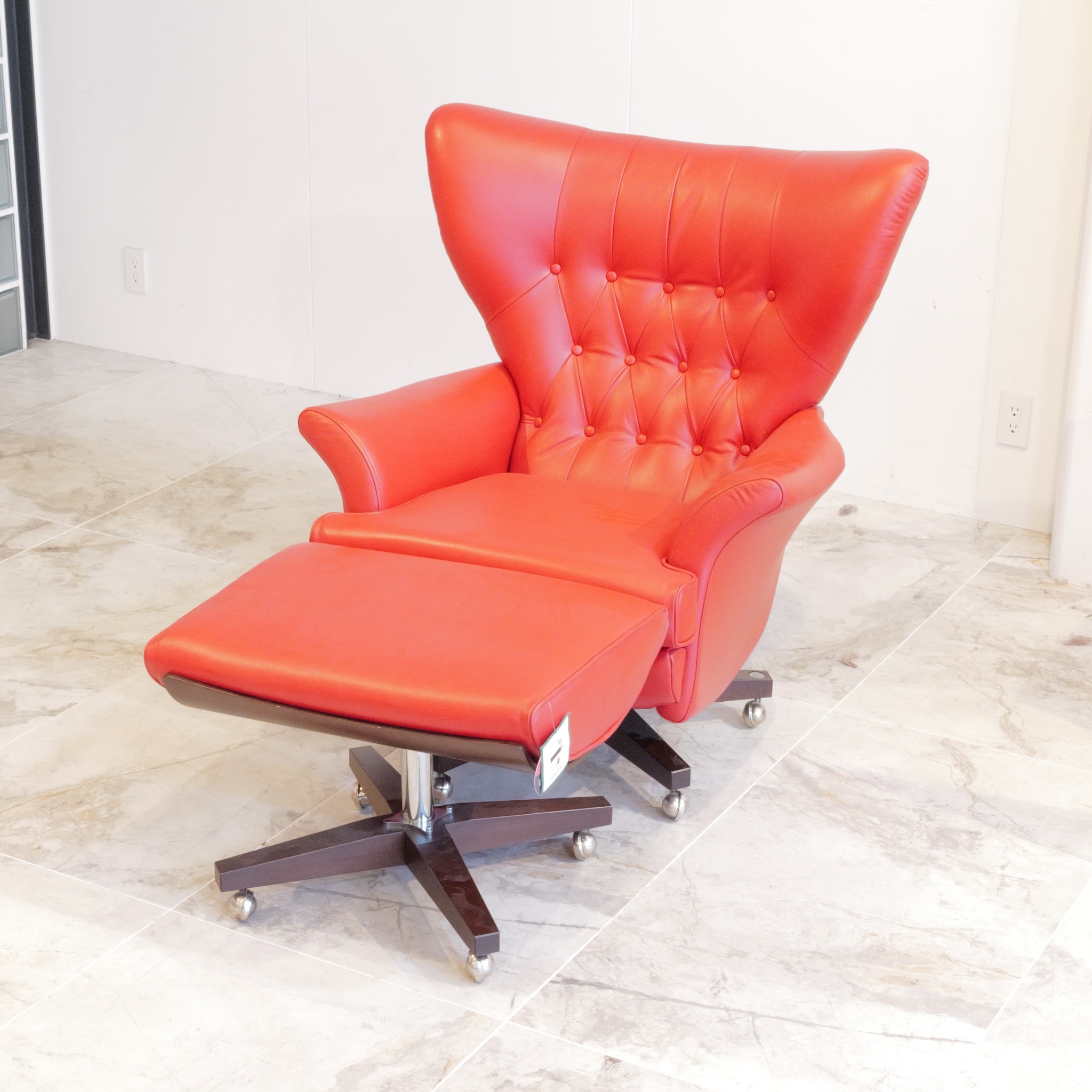 G Plan Vintage シックスティートゥー スゥイブルチェア オットマン付 回転式ラウンジチェア レッドレザー 英国デザイン キャスター付 1962年復刻モデル