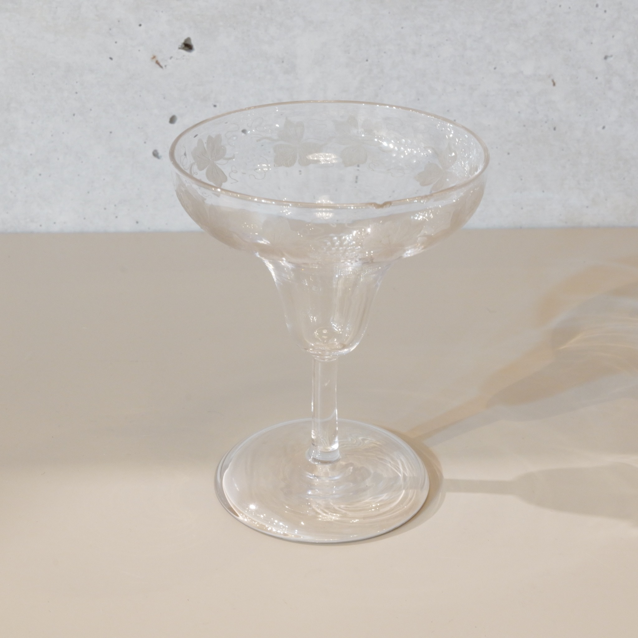 オールドバカラ シャンパングラス クープ エッチング 葡萄模様 アンティーク バカラ Baccarat 19世紀 硝子工芸 希少 フランス 骨董 美術品