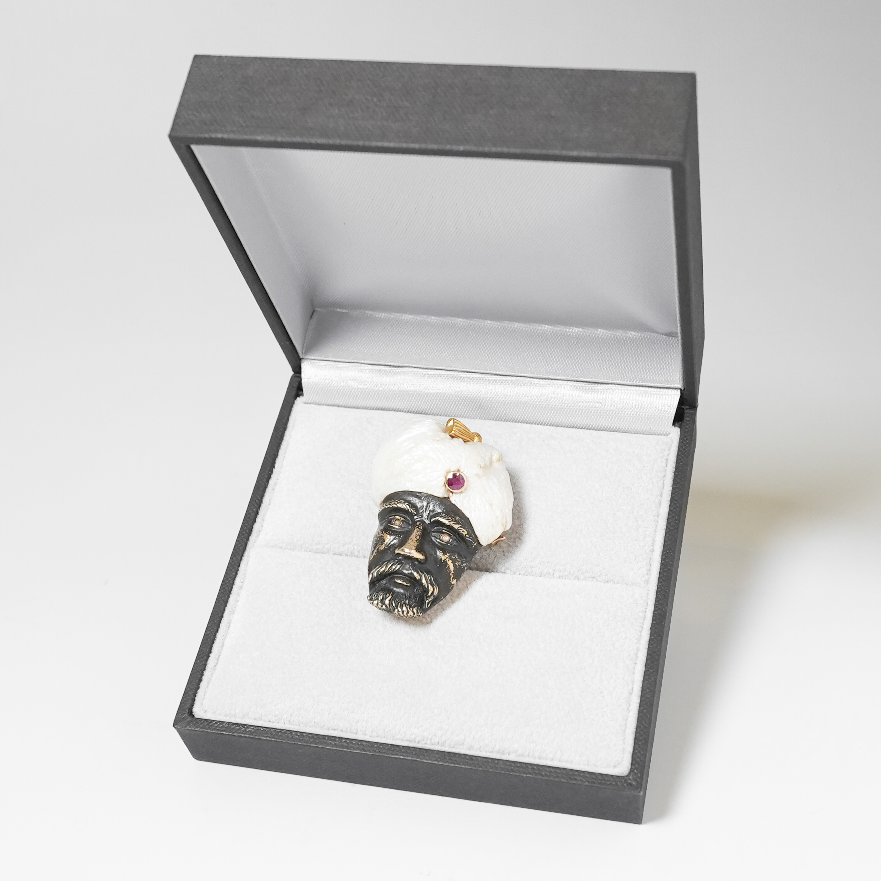 欧州 19世紀中期 金 真珠 ルビー ダイヤモンド - - 真珠のターバンを巻いた紳士のゴールドブローチ ECJPOF0020